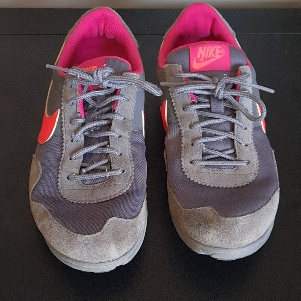 Retro Nikes - Picture 4 of 6